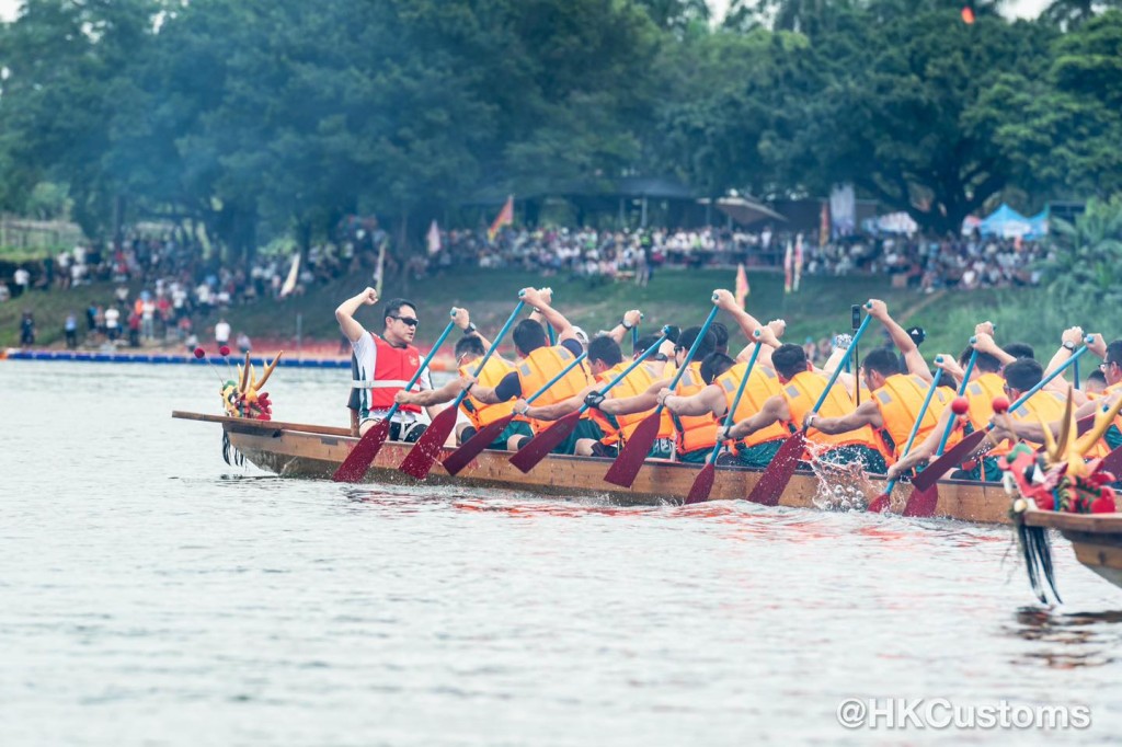 陳子達坐鎮龍舟之首,與海關健兒一同在傳統大型龍舟揮槳。海關FB 陳子達坐鎮龍舟之首,與海關健兒一同在傳統大型龍舟揮槳。海關FB