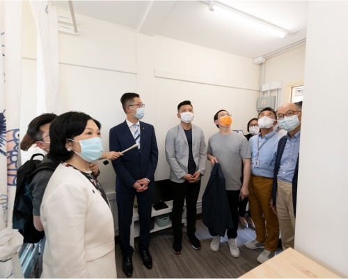 立法會議員視察土瓜灣宋皇臺道的過渡性房屋項目。立法會圖片