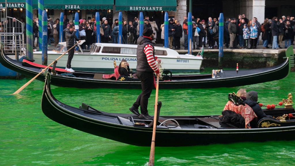 環保活動人士將威尼斯大運河染成綠色。 路透社