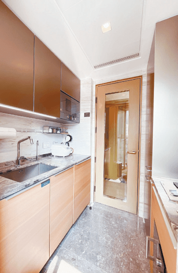 长形厨房空间宽敞，设有齐全家电及多组厨柜。