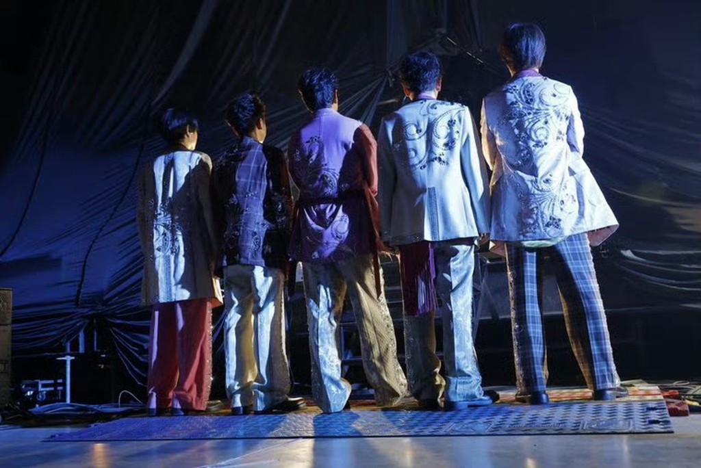 官方粉絲俱樂部公開5人在台上的「背後照」，全程保持神秘。