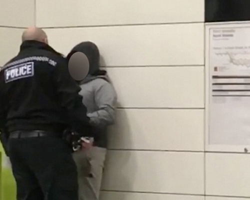 一名12歲男童懷疑向途人丟雪球,警員接報到場將他拘捕。 網圖