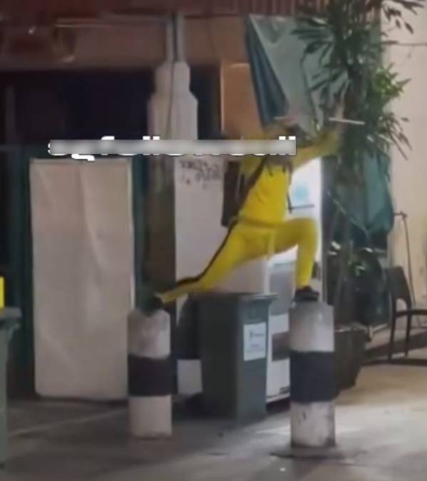 中國男子在新加坡街頭舞雙節棍引起警方注意，截查時發現藏有多種武器被判囚。IG@sgfollowsall