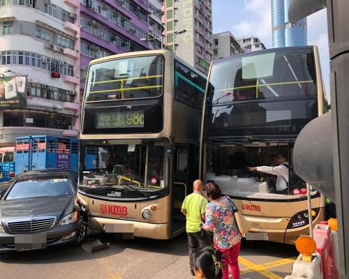 巴士與平治房車相撞。 香港突發事故報料區FB/網民Go Rin圖