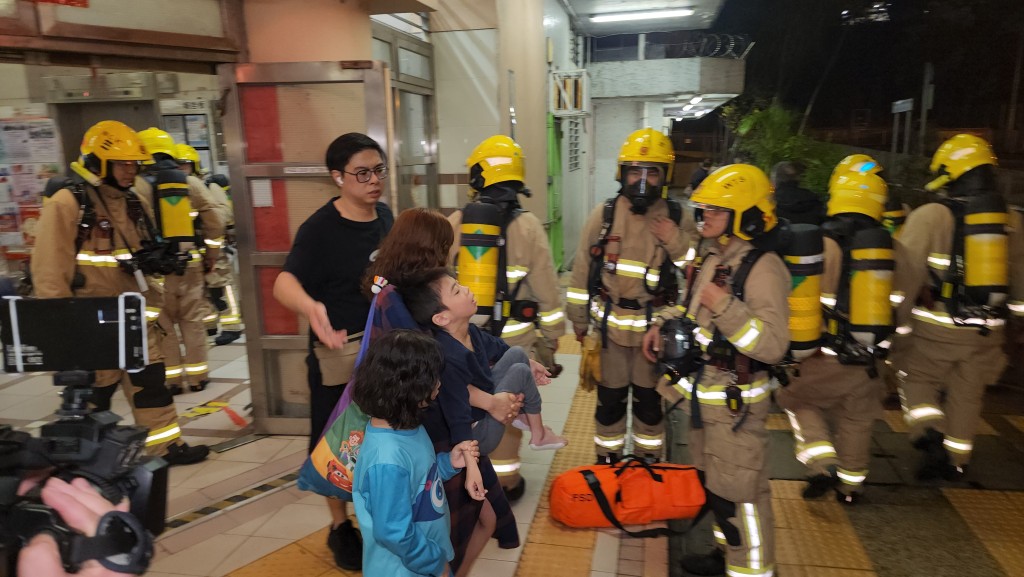 警員及消防員協助居民疏散。