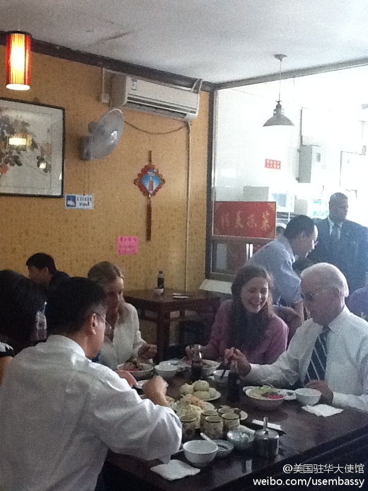 拜登在9年前曾到訪「姚記炒肝」。美國駐華大使館微博圖片