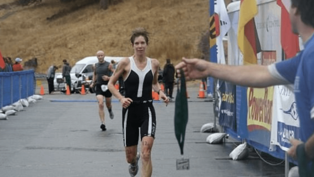 福克斯生前不僅是兩屆半鐵人三項(Half-Ironman)的參賽者,更連續20年參加著名的「逃離惡魔島」(Escape from Alcatraz)比賽。福克斯社交平台 福克斯生前不僅是兩屆半鐵人三項(Half-Ironman)的參賽者,更連續20年參加著名的「逃離惡魔島」(Escape from Alcatraz)比賽。福克斯社交平台