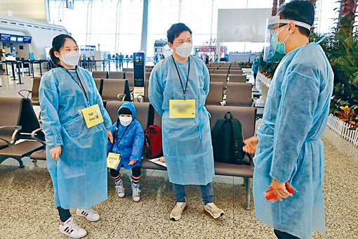 政制及內地事務局局長聶德權(右)聯同入境處處長曾國衞,在武漢安排接回港人事宜。
