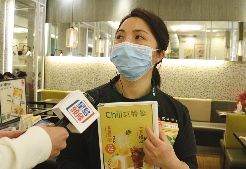 餐厅的副店长黄小姐表示，现时约有一半食客使用手机扫QR Code落单。伍明辉摄