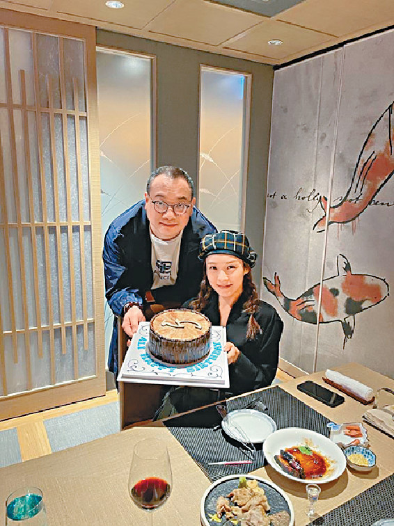 女友慶生■Mark包下日本餐廳貴賓房賀Ali生日，還送上印有「心」字圖案的蛋糕，另又訂製粉藍色花花蛋糕，並派專人送到電視城，送給在工作中度過生日的李佳芯。
