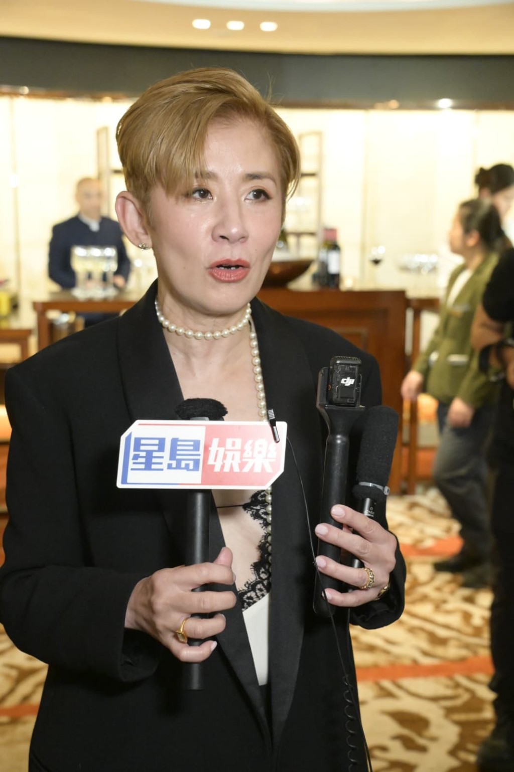 吴君如笑言要靠吕爵安等歌手带她加入音乐界。 吴君如笑言要靠吕爵安等歌手带她加入音乐界。