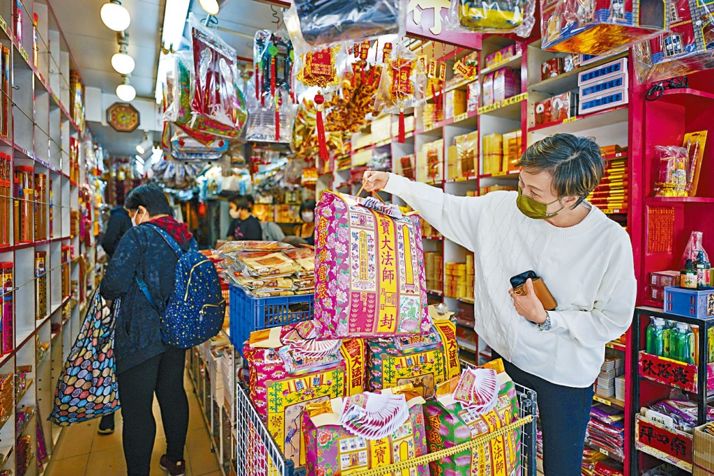 清明時節，不少市民買衣包祭祖。