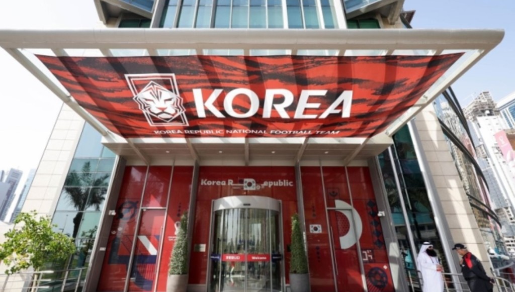 酒店入口掛出用英文寫着「韓國」和「歡迎」字樣的鮮紅色橫幅。網上圖片