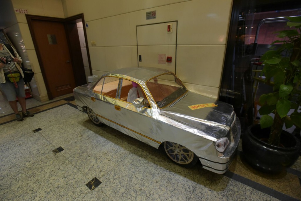 靈堂外放有大型紙紮品。黃文威攝