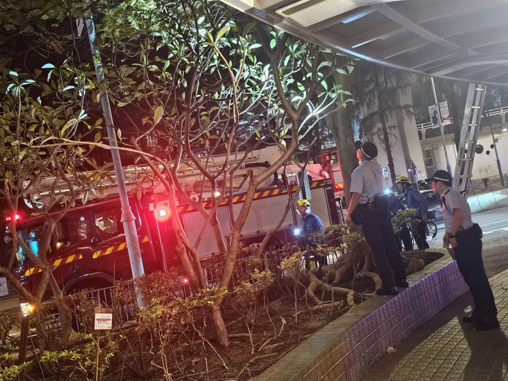 消防及警方接報到場協助。FB:筲箕灣西灣河關注組 消防及警方接報到場協助。FB:筲箕灣西灣河關注組