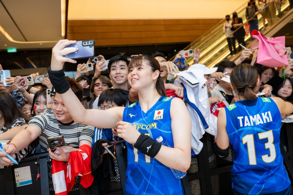 世界女排联赛澳门站，日本女排赛后与球迷签名合照。 公关图片