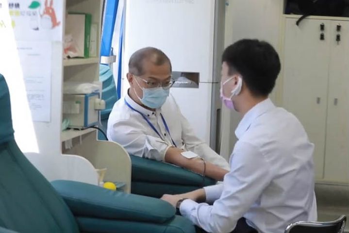 得悉血庫供應緊張，盧寵茂主動捐血。影片截圖