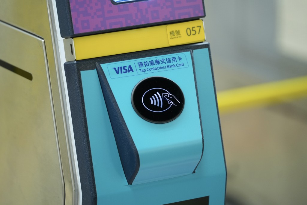 港铁今日推出感应式信用卡出入闸新服务。刘骏轩摄