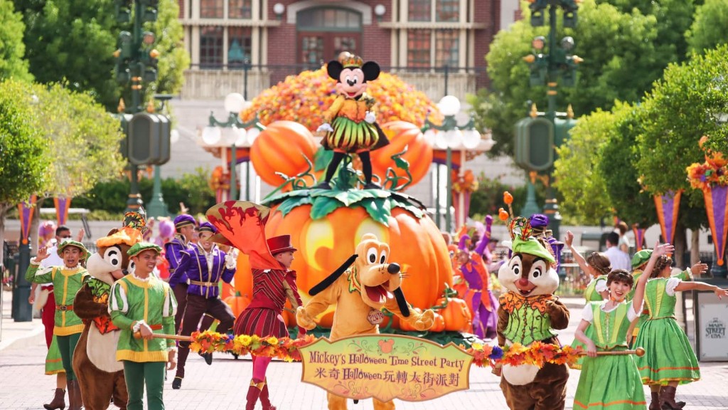 萬聖節活動包括「米奇Halloween玩轉大街派對」。迪士尼圖片