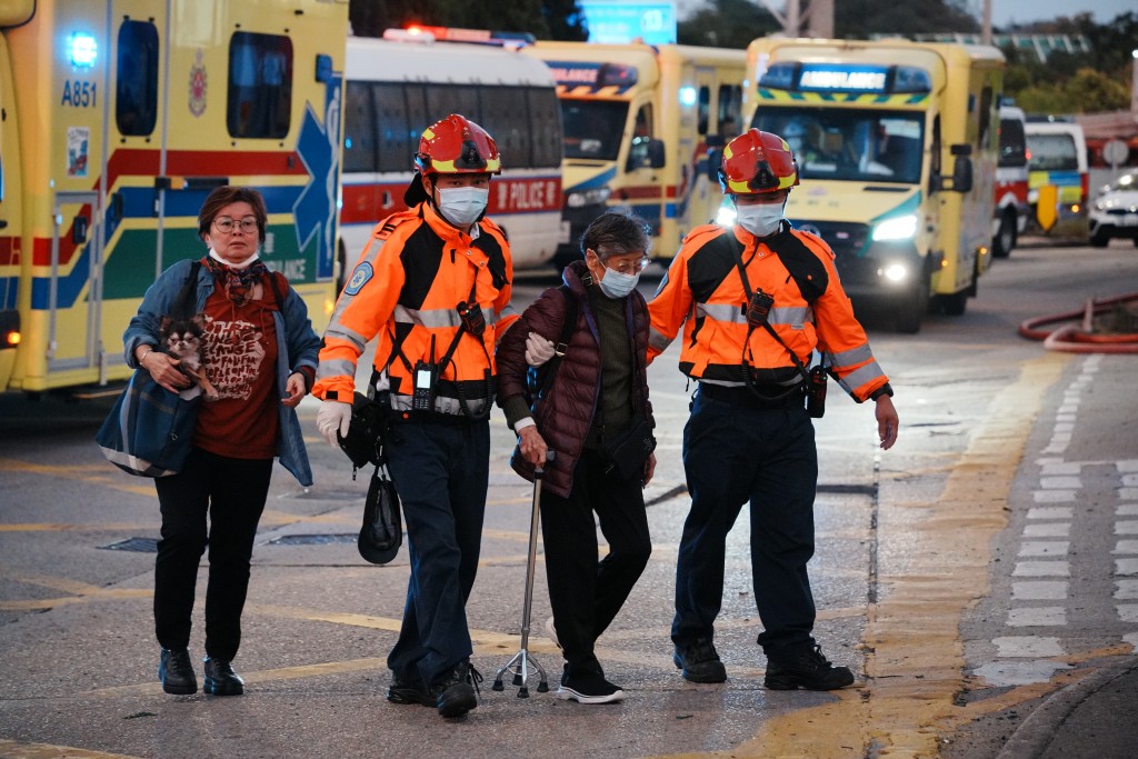 多名居民疏散到安全位置。汪旭峰攝