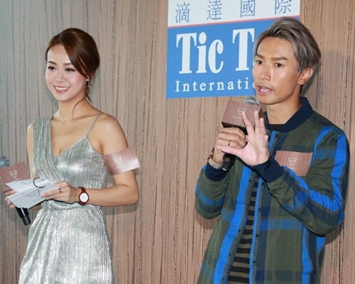 陳柏宇在台上謂藝人都要準時；心穎為供樓頻接司儀工作。