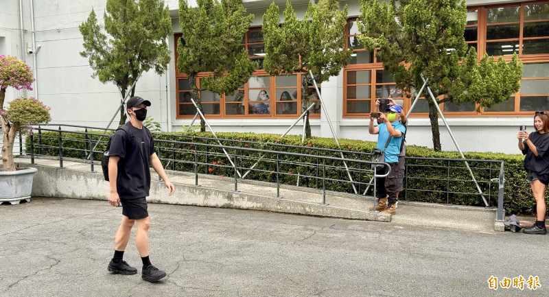 許光漢於中午步出南投內政部役政司。(自由時報) 許光漢於中午步出南投內政部役政司。(自由時報)