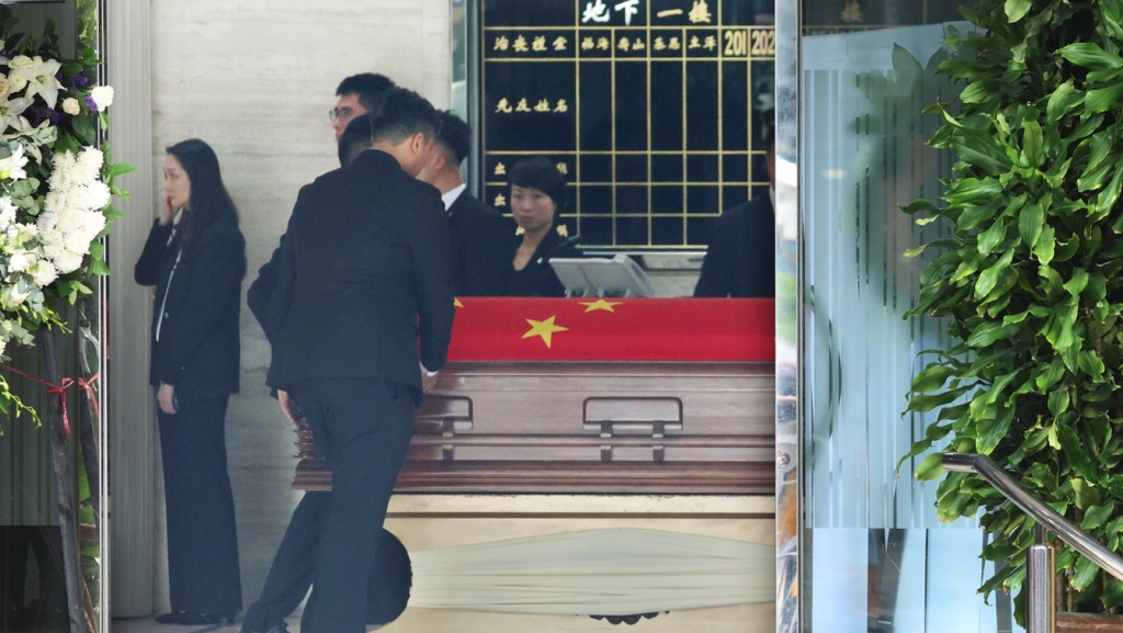 董建華國葬 ︱靈柩覆蓋國旗 李家超、梁振英等人扶靈 移送歌連臣角火葬場