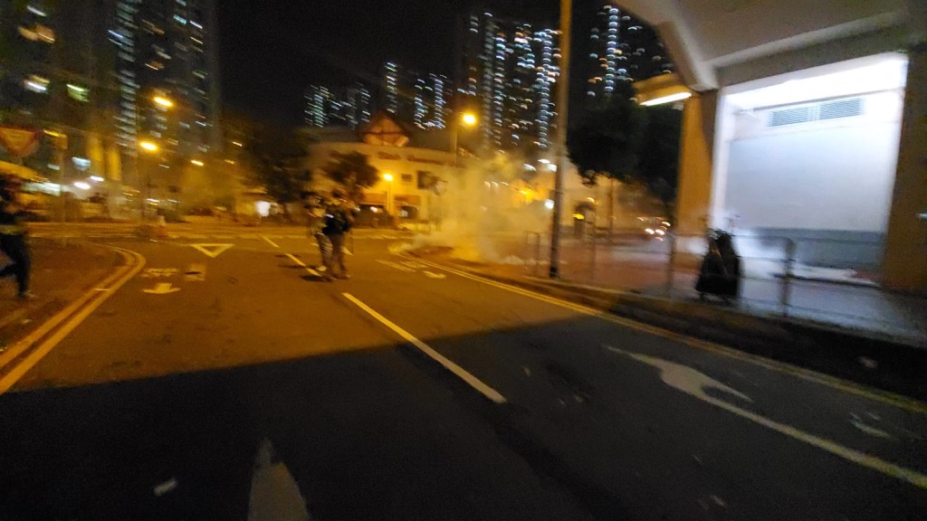 警方屯門放催淚彈驅散黑衣示威者