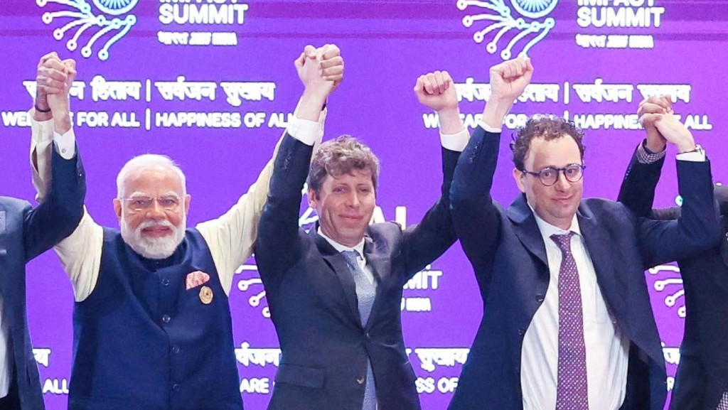 奥特曼（中）与阿莫迪（右一）拒绝拖手，仅各自握拳举起手臂。 路透社