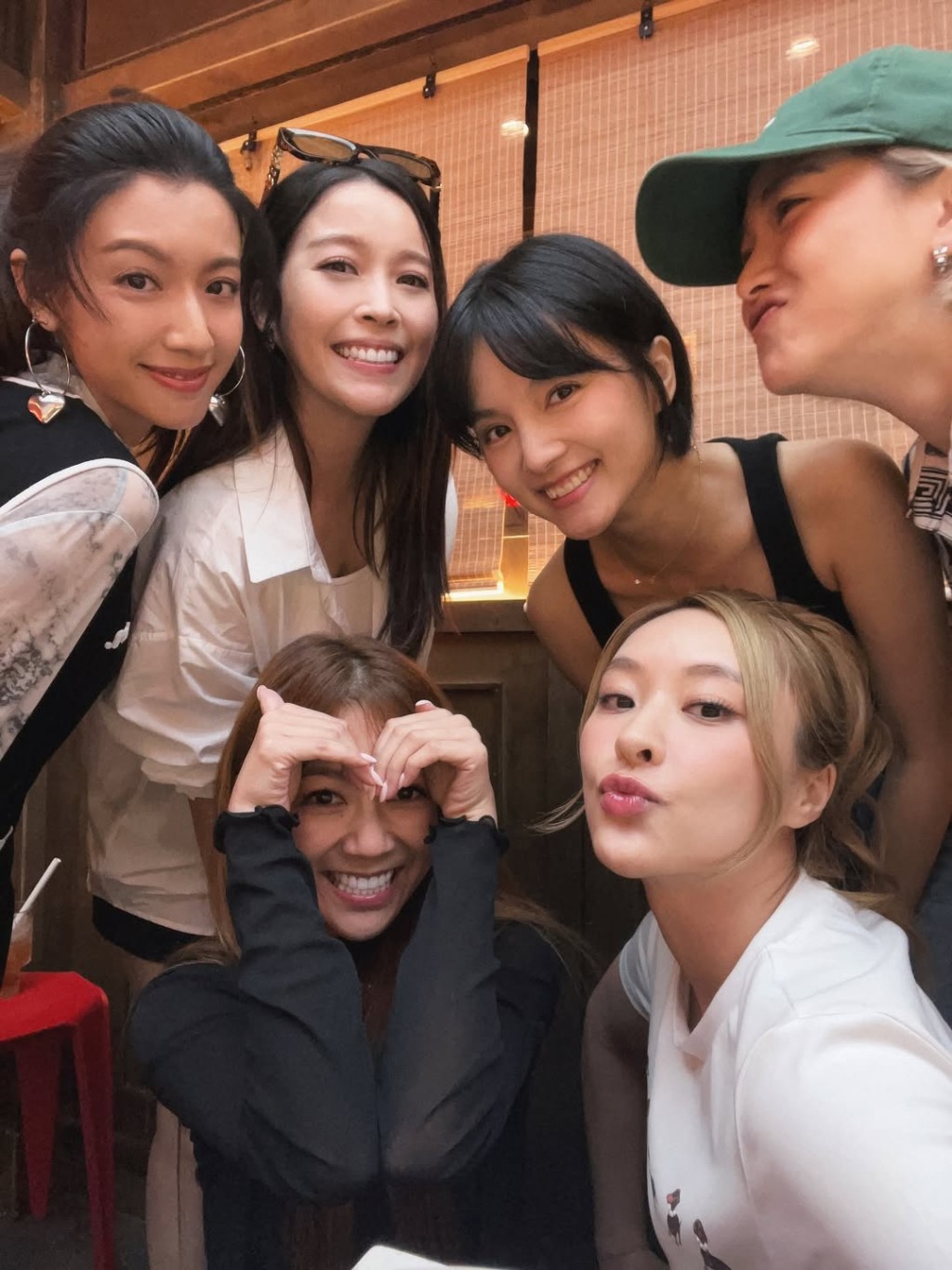 何雁詩近日在IG分享與「SÏXTERS」的合照。 何雁詩近日在IG分享與「SÏXTERS」的合照。
