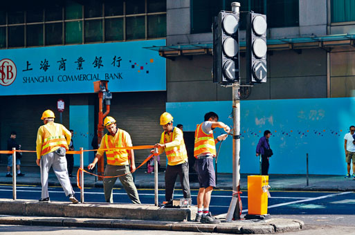 ■六月以来全港逾七百组交通灯受破坏，当局派员加快抢修交通灯。