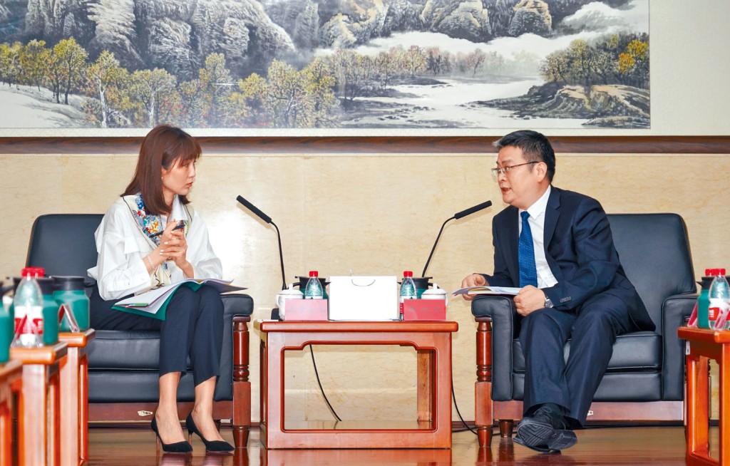 保良局甲辰年董事會訪問團成員與中共中央港澳工作辦公室五局副局長趙旭東及多位領導，就兩地交流合作及維護國家安全等議題上交流。