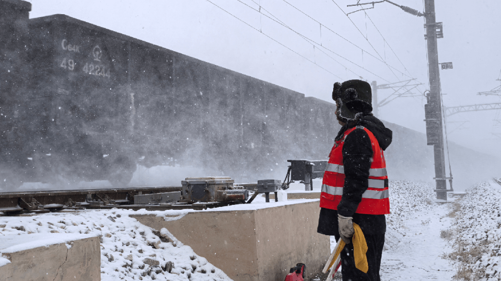 內地寒流來襲，暴雪大風等3預警齊發。（微博）