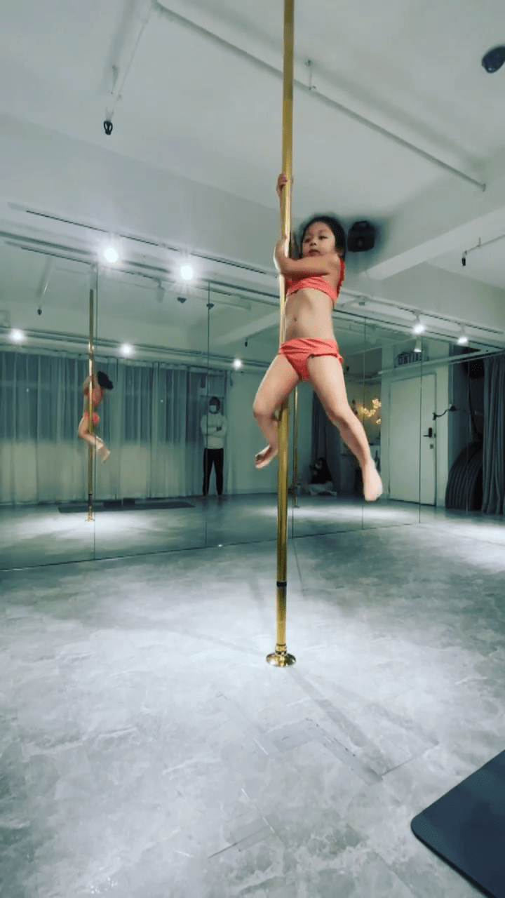 在鋼管上旋轉當然冇間題。