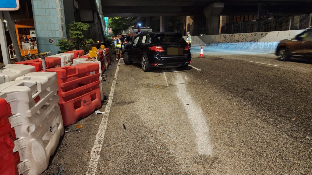 警方為他進行酒精呼氣測試,發現結果超出法定標準,岑男涉嫌酒後駕駛被捕。黎志偉攝 警方為他進行酒精呼氣測試,發現結果超出法定標準,岑男涉嫌酒後駕駛被捕。黎志偉攝
