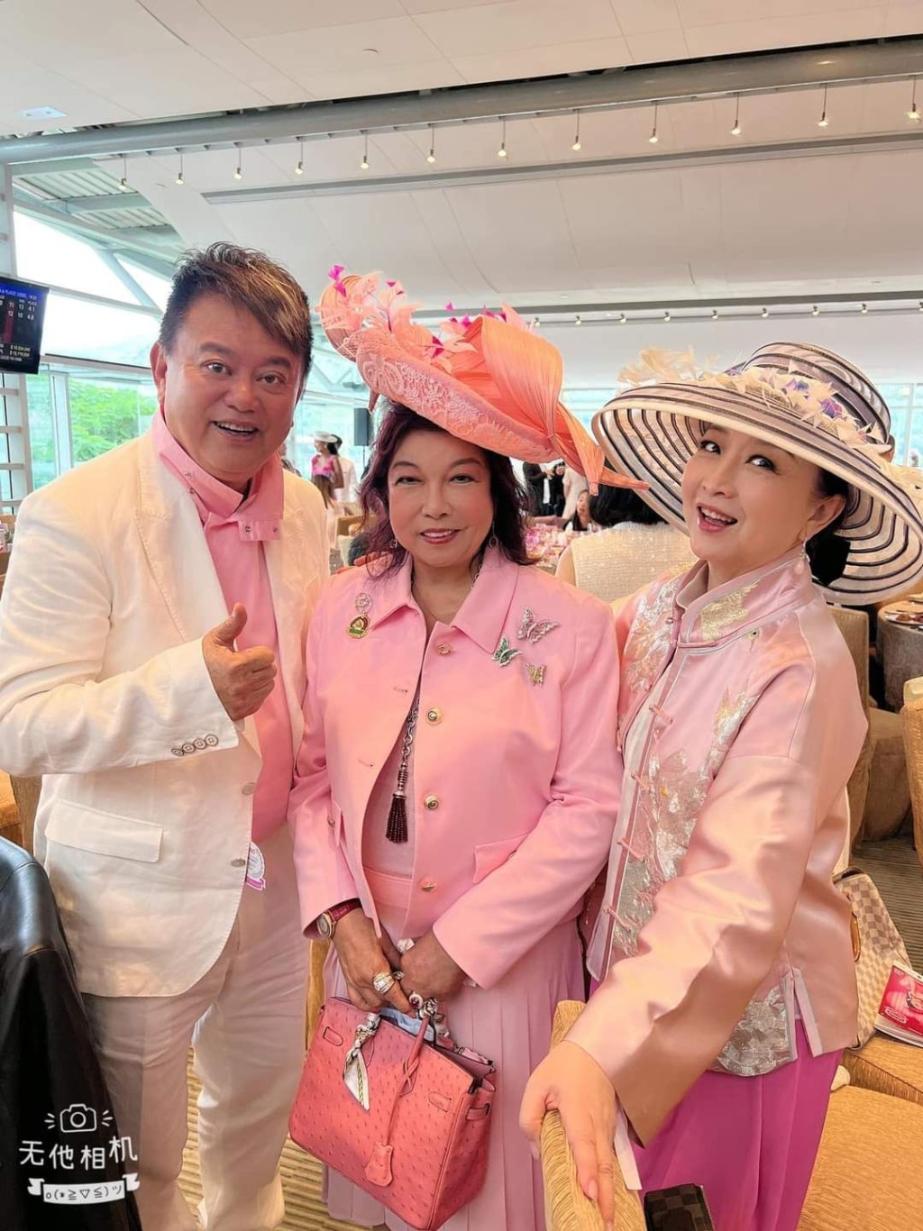  「萬事」系馬主伍燕梅(中) 和叻哥（陳百祥）與其太太秀姑（黃杏秀）開心合照。