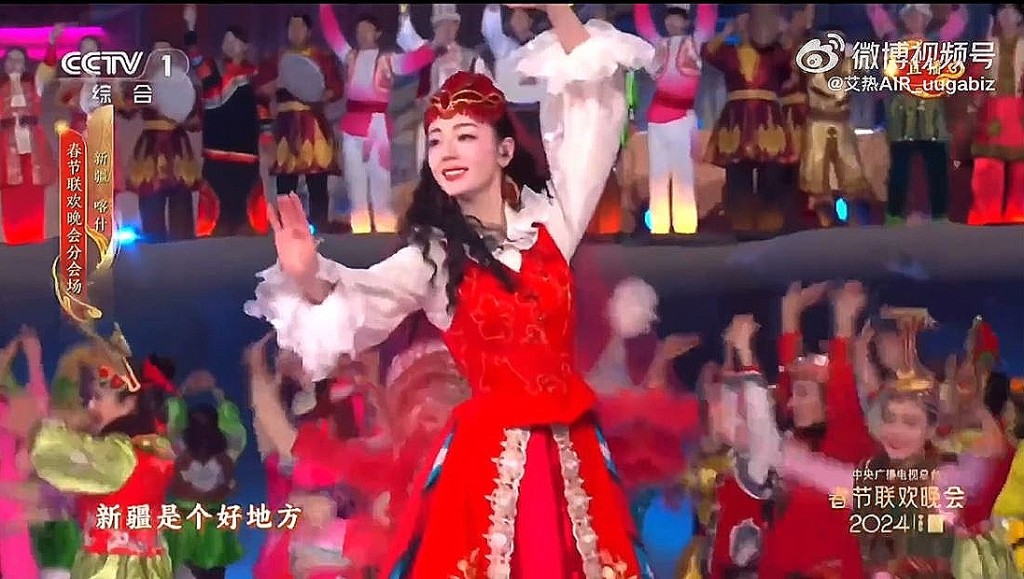 中国最美女星迪丽热巴领衔新疆分场表演。