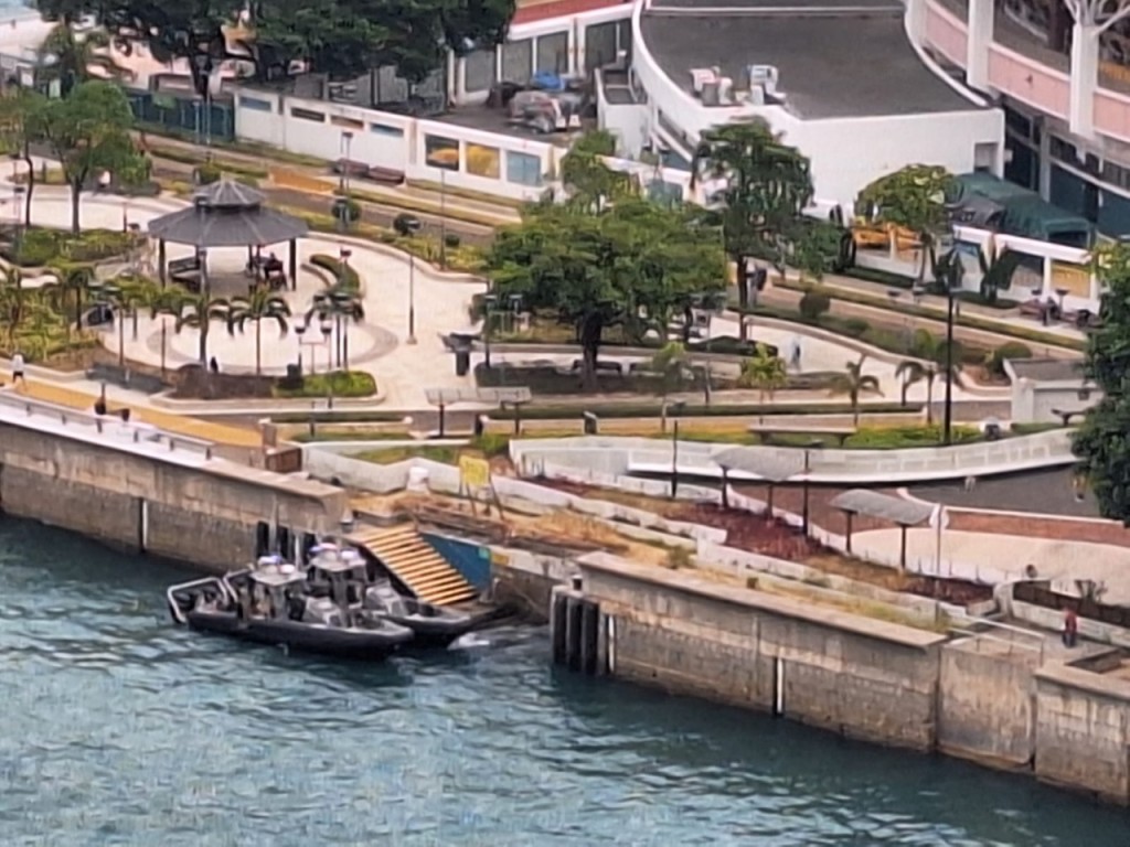 墮海男子獲救後由藍灣半島上岸再由救護車送院治理。讀者提供