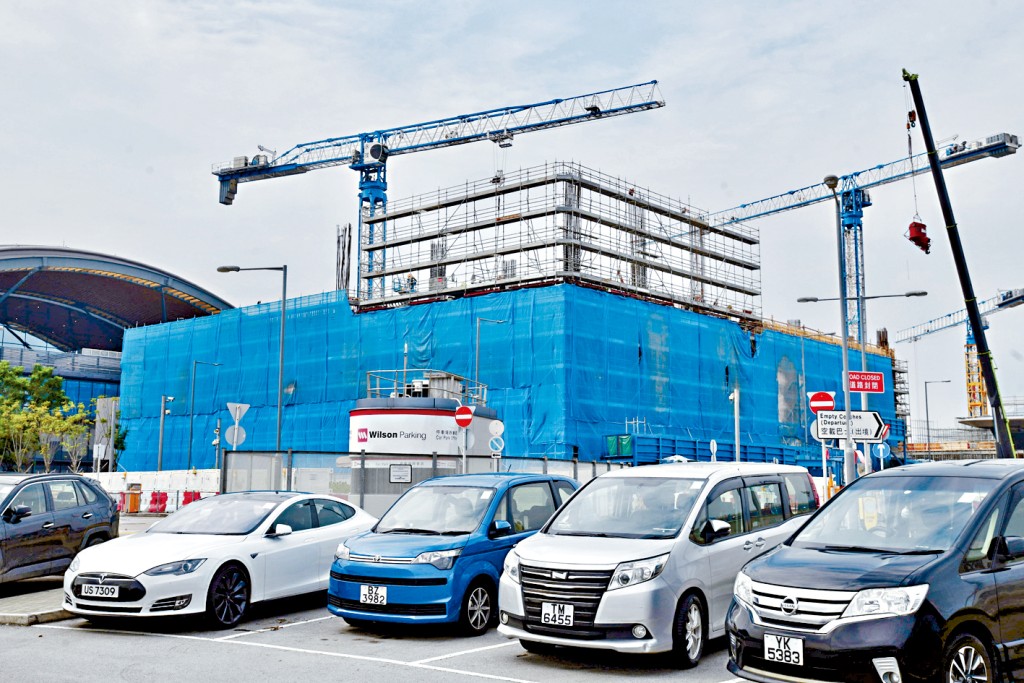 修建中的人工島停車場,預計落成後合計可提供4000多個泊位。