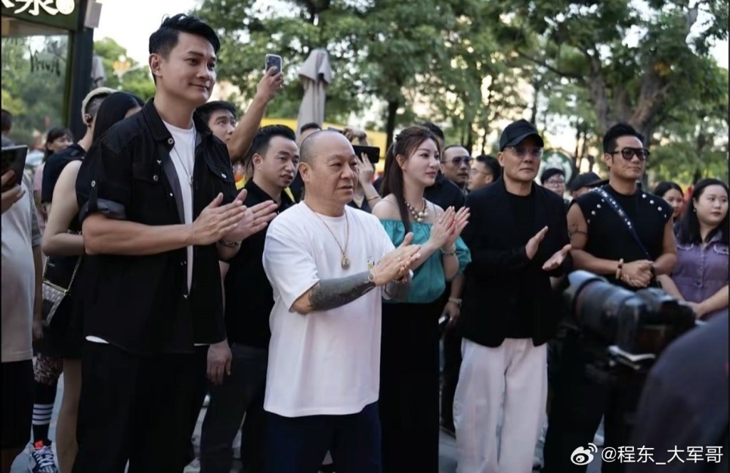 「大佬B」吳志雄現身撐程東酒吧開業。