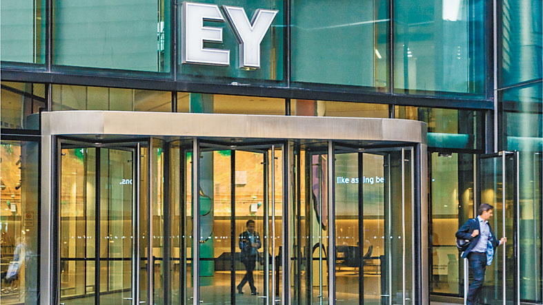 传安永会计师事务所（EY）正考虑分拆其全球审计和咨询业务。