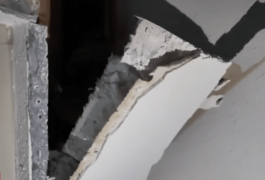 雷擊後，房間內出現了一個仿如被爆開的缺口。