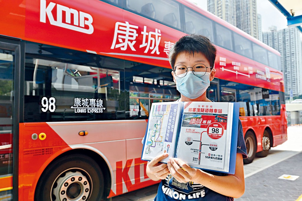 ■巴士迷為新路綫拍照留念。