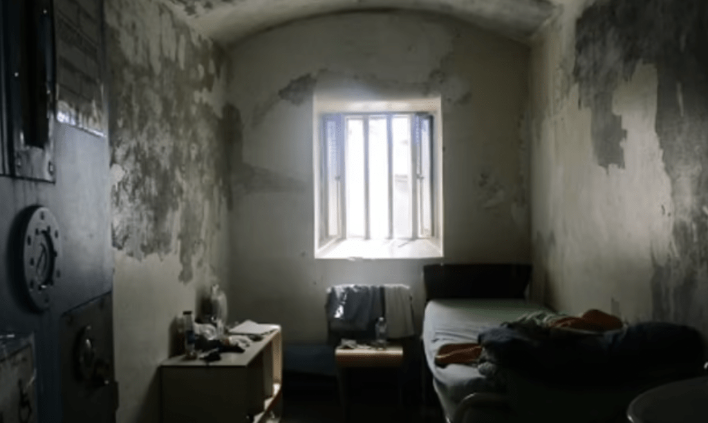據信影片在倫敦南部HMP Wandsworth監獄內拍攝，這所監獄建於 1851 年，目前關押著 1500 多名男囚犯。