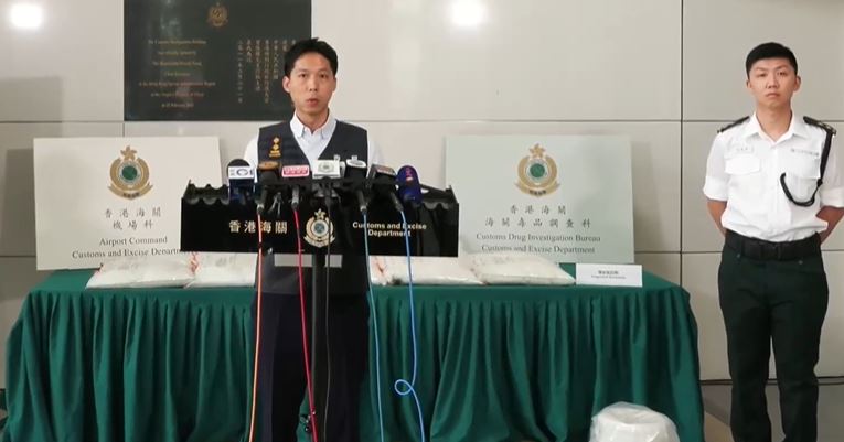 海關毒品調查科高級調查主任趙啟榮(圖左)及機場科空運貨物第一組督察徐建僖講述案件詳情。