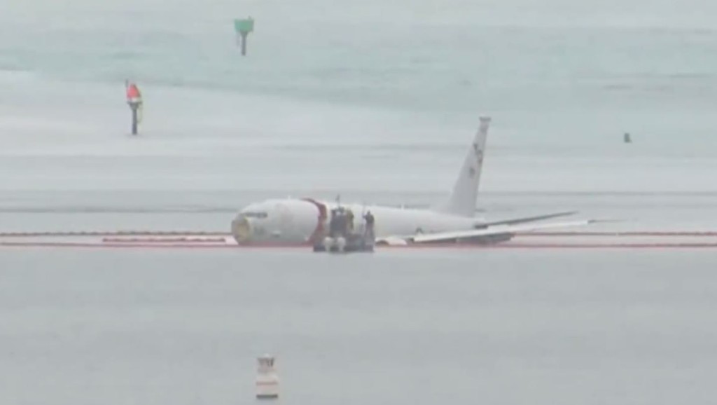 飞机落海后，救援人员赶到搜救机上人员。影片截图
