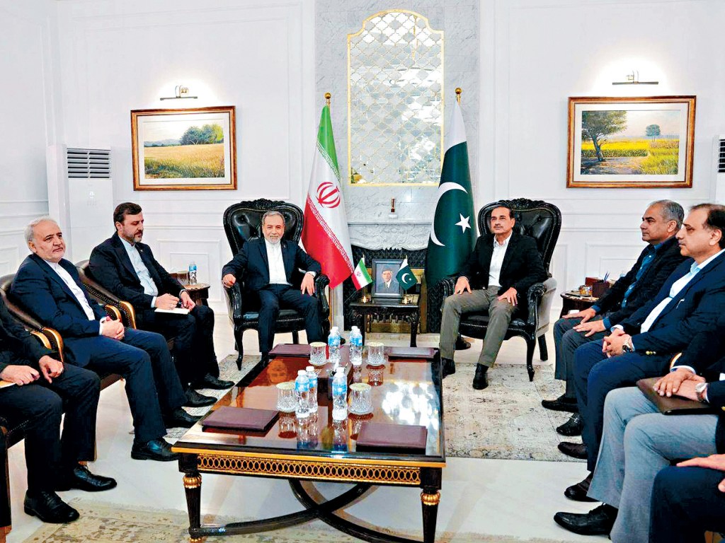 伊朗外長阿拉格齊（中左）及其代表團，昨日在伊斯蘭堡會晤巴基斯坦陸軍參謀長穆尼爾（中右）等巴方官員。