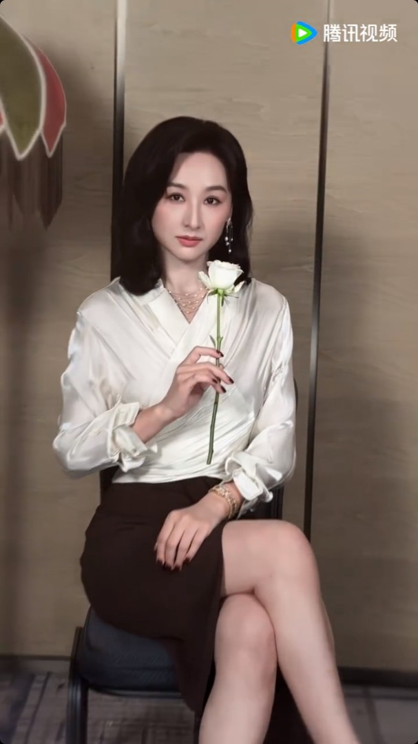 高海寧手持白玫瑰,造型優雅知性,散發成熟魅力。 高海寧手持白玫瑰,造型優雅知性,散發成熟魅力。