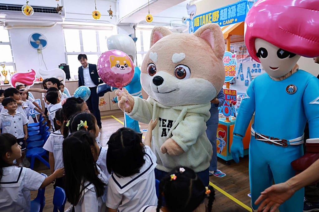 幼兒禁毒IP Bobo與小朋友互動。fb:鄧炳強 幼兒禁毒IP Bobo與小朋友互動。fb:鄧炳強
