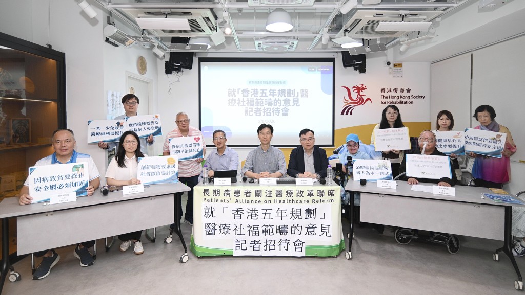 前排左至右依次為:陳偉傑、鍾靖欣、林哲玄、彭鴻昌、黃國、林翠婷、施誌威。 前排左至右依次為:陳偉傑、鍾靖欣、林哲玄、彭鴻昌、黃國、林翠婷、施誌威。